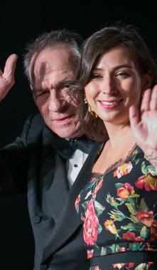 El actor y director estadounidense y presidente del jurado de la competición internacional, Tommy Lee Jones, y su hija Victoria Jones asisten a la inauguración del 30.º Festival Internacional de Cine de Tokio (TIFF), en Tokio, Japón, el 25 de octubre de 2
