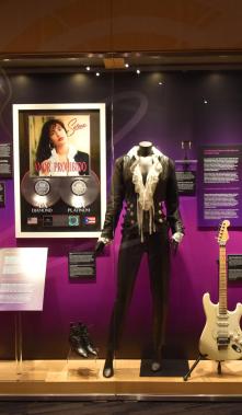 Fotografía que muestra vestidos e instrumentos pertenecientes a la difunta artista Selena Quintanilla durante la muestra titulada 'Selena From Texas to the World'