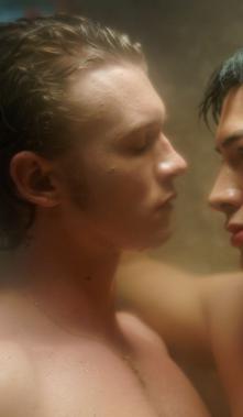 La relación entre Hudson Williams y Connor Storrie es el eje del proyecto