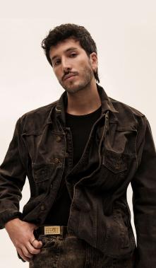 Sebastián Yatra para el tour Entre tanta gente.