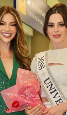 Mara Topic (izquierda) y Fátima Bosch (derecha) en Ecuador durante la llegada de la mexicana al aeropuerto de Quito por Carnaval.