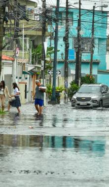 calle inundada en el barrio del Seguro