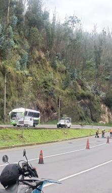 Tres carriles de la avenida Simón Bolívar se cerraron por trabajos en el sector de Guápulo, nororiente de Quito.