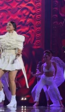 Brenda, representante ecuatoriana en la competencia folclórica