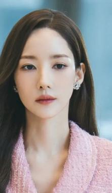 La trama de Beso de sirena sigue a Cha Woo-seok, personaje interpretado por Wi Ha-joon.