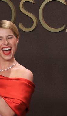 Jessie Buckley al recibir su Óscar.