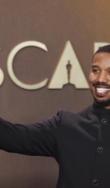 El actor Michael B. Jordan sosteniendo su Óscar.