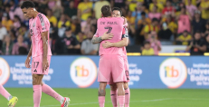 Lionel Messi y Rodrigo De Paul festejando el gol de La Pulga en el estadio Monumental.