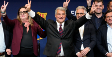 Joan Laporta celebrando su reelección