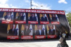 Los rostros y nombres de los siete jueces de la Corte Constitucional se colocaron en dos grandes pancartas en la av. Patria, antes de la marcha de Daniel Noboa.