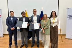 Firma del acuerdo, entre Ministerio de Producción y MercadoLibre Ecuador.