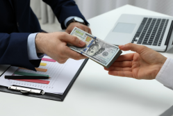 Cada empleador debe pagar el décimo tercero correspondiente al período en que el trabajador estuvo en su nómina.