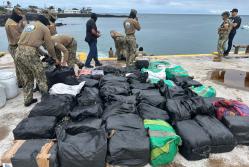 En una operación de control y vigilancia marítima permitió el hallazgo e incautación de 1.327 bloques de clorhidrato de cocaína.