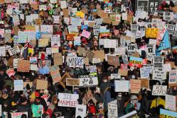 Personas sostienen un carteles durante una marcha contra el ICE el 30 de enero de 2026 en Mineápolis (EE.UU).