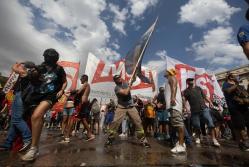 Buenos Aires. Una persona sostiene una bandera, durante la fuerte protesta que se dio el pasado miércoles.