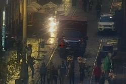 La unidad del Cuerpo de Bomberos Quito llegó al Centro Histórico para tender la emergencia.