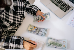 El décimo cuarto sueldo 2026 ayuda a familias ecuatorianas a cubrir gastos escolares.