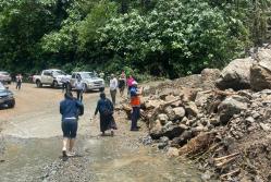 Varios deslizamientos de tierra se han registrado en Azuay en las últimas horas.