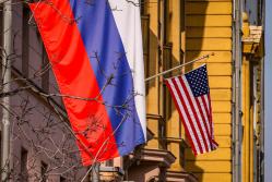 Banderas rusas y estadounidenses