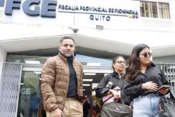Quito. Amanda (d) y Tamia Villavicencio, acompañadas de su abogado, asisten a las diligencias en la Fiscalía.