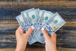 mujer-contando-dinero