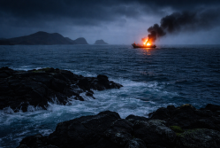 Embarcación incendiandose