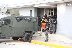 El alcalde de Guayaquil, Aquiles Álvarez, cuando salía de la dilgencia en el cantón La Libertad