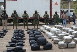 El Ejército ecuatoriano decomisó 530 kilos de marihuana que eran transportados en un vehículo que circulaba por una carretera de la provincia de Carchi