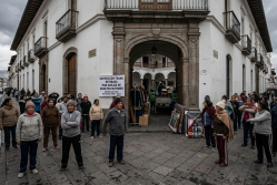 Adultos mayores en las afuera del Centro Cultural Metropolitano