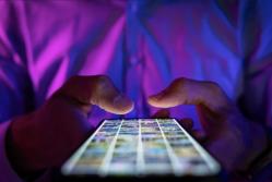 Redes como Facebook en 2004, YouTube en 2005, Instagram en 2010 y TikTok en 2018 redefinieron la manera de informarse y entretenerse.