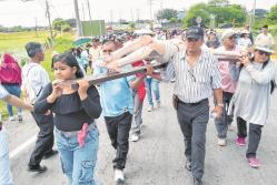 Los fieles participaron de forma masiva en la procesión en Daule.