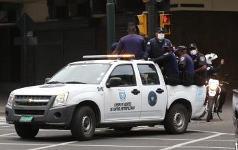 En camionetas del Cabildo y camiones se movilizaron los agentes de la Policía metropolitana.