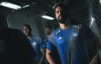 El volante Cristhian Noboa luciendo la nueva camiseta