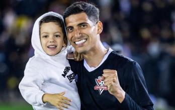 José Francisco Cevallos y su hijo Luca en el estadio del Aktobe de Kazajistán.