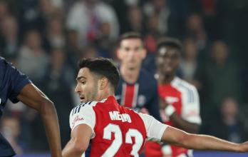 Willian Pacho jugador del PSG enfrentando al Arsenal.