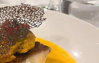 Encocado de pescado a borde del yate La Pinta.