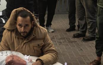 Un hombre sostiene el cuerpo envuelto de una niña mientras los palestinos lloran a sus muertos en el Hospital Al-Najjar tras un ataque aéreo israelí