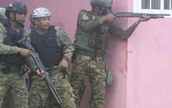 Integrantes de Fuerzas de Seguridad se enfrentan con manifestantes en Panamá.
