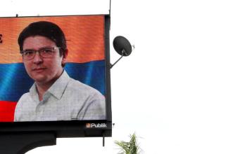 Imagen de una pantalla que muestra al senador y precandidato presidencial Miguel Uribe Turbay, este domingo en Cali.