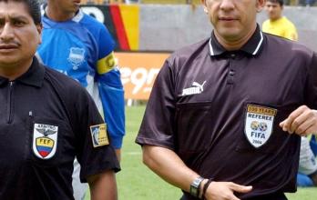 Charles Mendoza (c) dirigió internacionalmente como réferi ecuatoriano