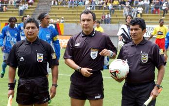 Charles Mendoza (c) dirigió internacionalmente como réferi ecuatoriano