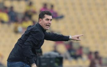 Ismael Rescalvo da indicaciones en su debut como entrenador de Barcelona SC en el Estadio Monumental.