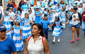 Desfile en Guayaquil por el inicio de las fiestas julianas.