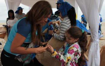 Daniela junto a su hija en una feria.