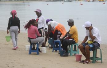 vendedores en la playa