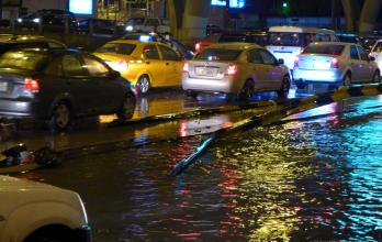 Estructura metálica que separa carriles obstaculiza el tráfico en medio aguacero en av. Pedro Menéndez