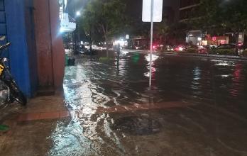 Las calles de Urdesa se vieron anegadas por la lluvia.