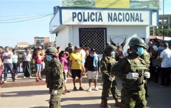 Con vallas metálicas, la Policía y el Ejército cerró el Puentes Internacional entre Perú y Ecuador.