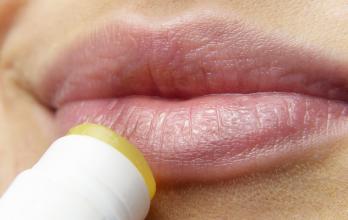 Mujer aplicando producto en los labios