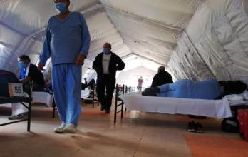 Pacientes a su paso por las carpas militares instaladas afuera del hospital del IESS del sur de Quito.